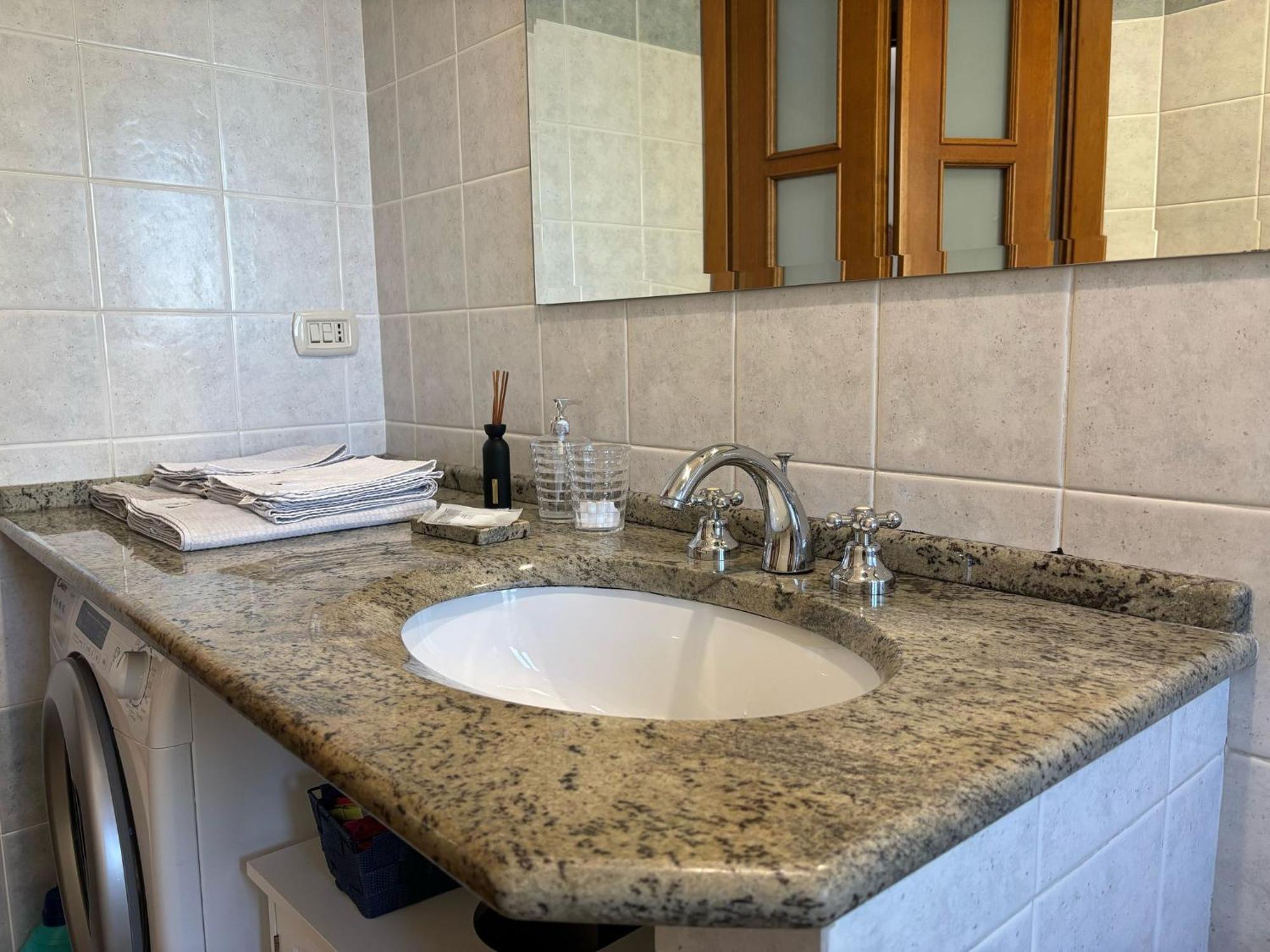 Bright Port View Apartment- Free Parking Cagliari